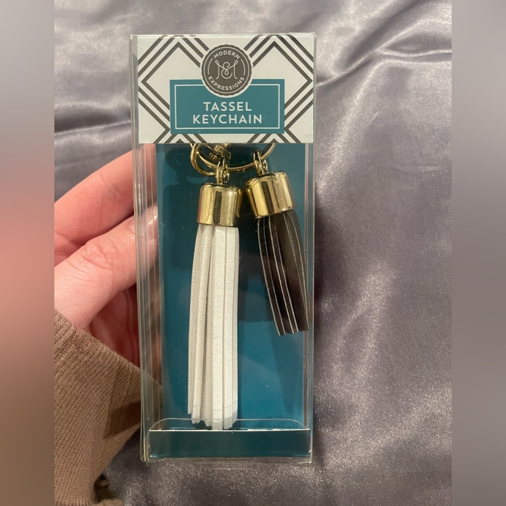 ❤️‍🔥4/$25! 
Modern Expressions Tassel Keychain
